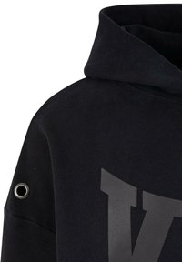Czarna bluza z kapturem z dużym szarym logotypem, miękka tekstura materiału oraz metalowe oczka na rękawie dla dodatkowego efektu.