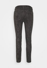 Jeans ajustados negros con un patrón de piel de serpiente, que cuentan con una cinturilla estándar, bolsillos traseros y detalles de costura sutiles.