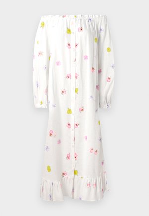 Sømløs off-shoulder kjole i let hvidt stof med et blomsterprint i pink, gul og lilla, udsmykket med knaplukning og volangkant.