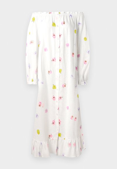 Plecu nosedzoša kleita no viegla balta auduma, ar ziedu rakstu rozā, dzeltenā un purpursarkanā krāsā, ar pogu aizdari un viļņotu apakšmalu.