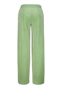 Pantalons larges verts avec une texture douce et une taille élastique. Le tissu a une finition lisse, montrant de légères variations de couleur.