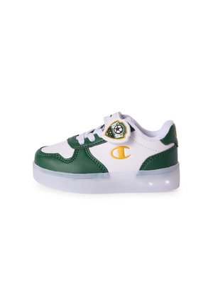 Weiß-grüner Kindersneaker mit gelbem Logo, Fußball-Patch am Riemen, weißen Schnürsenkeln und transparenter Sohle.