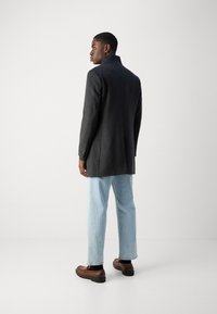 Isaac Dewhirst HIDDEN BUTTON PLACKET - Abrigo corto - dark grey
