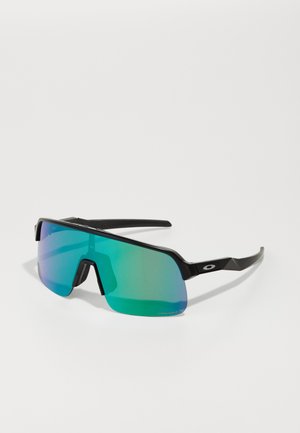 Óculos de sol pretos com uma grande lente de tom verde. Apresentam uma armação elegante, design angular e detalhes laterais para um visual desportivo.
