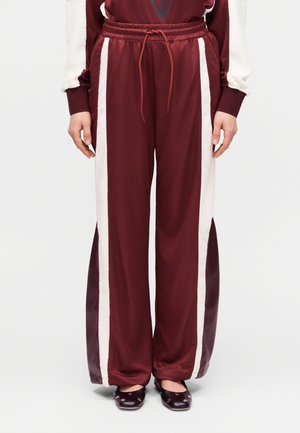 PATCHWORK FOOTBALL TROUSERS - Spodnji deli trenirk - burgundy