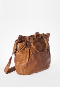 Borsa a tracolla in pelle marrone con un design morbido, tracolla regolabile, chiusura a coulisse superiore e doppi manici. Texture liscia con accenti minimi.
