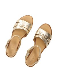Gouden metallic sandalen met drie brede banden met decoratieve ronde accenten. Open achterkant met een verstelbare gesp, bruine binnenzolen.