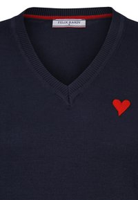 Marineblauer Strickpullover mit V-Ausschnitt, der ein kleines rotes Herz-Stickmotiv auf der linken Brust und einen gestreiften Kragenakzent aufweist.