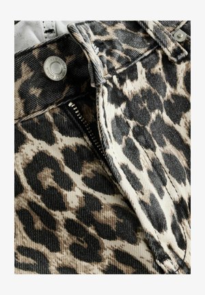 Teren de catifea cu model de leopard, având o schemă de culori în negru și bej, închidere cu buton metalic și detaliu cu fermoar. Finisaj texturat evident.