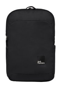 Mochila negra hecha de tela texturizada, con un bolsillo frontal y un parche con logotipo. El diseño es rectangular, con respaldo acolchado y correas ajustables.