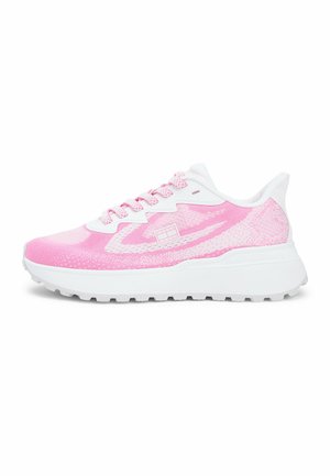 Zapatilla deportiva rosa y blanca con parte superior tejida, cordones con estampado, suela blanca gruesa y pequeño logo cerca de la entresuela sobre un fondo blanco.