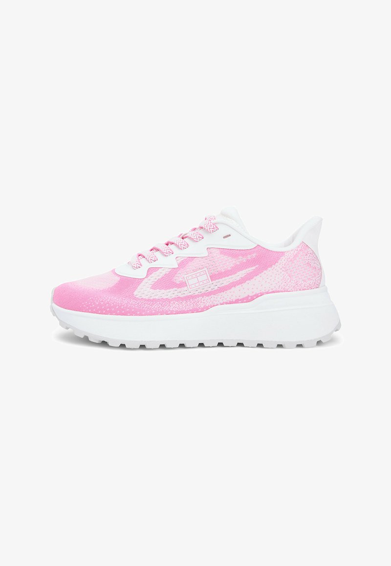 Baskets de sport roses et blanches avec tige en maille, lacets à motifs, semelle blanche épaisse, et petit logo près de la semelle intermédiaire sur fond blanc.