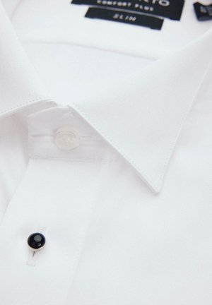 Biała bawełniana koszula o slim fit, z kołnierzykiem zapinanym na guziki oraz pojedynczym białym guzikiem z czarnym akcentem na listwie guzika.