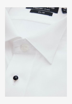 Biała bawełniana koszula o slim fit, z kołnierzykiem zapinanym na guziki oraz pojedynczym białym guzikiem z czarnym akcentem na listwie guzika.