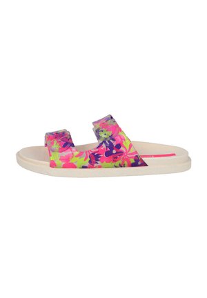 Sandalia con un diseño de flores en tonos rosa y verde, hecha de material brillante, con dos correas ajustables y una suela color marrón.
