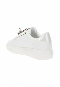 Sneaker bianco con tomaia in pelle liscia, accentuazione argento lucido sul tallone, lacci rotondi e suola spessa e strutturata.
