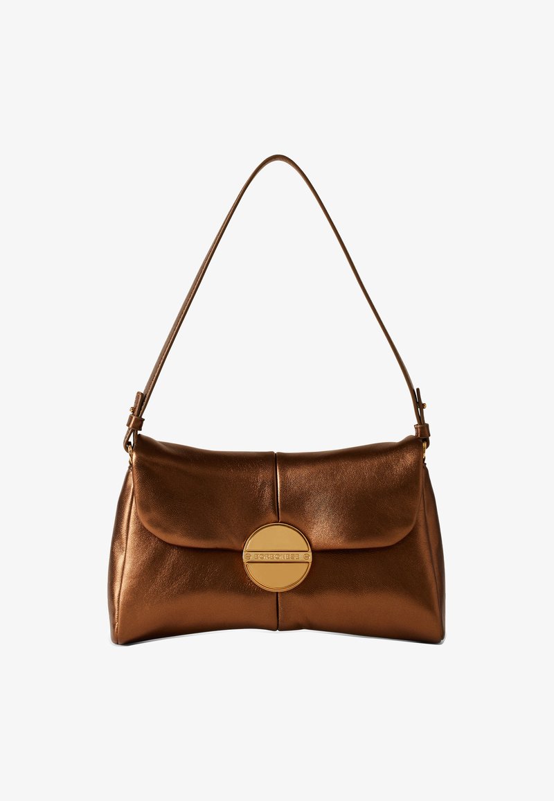 Borsa a tracolla in pelle metallica marrone con forma arrotondata, patta superiore e dettaglio hardware circolare dorato. Include una tracolla regolabile.