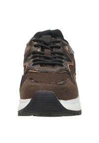 Bruine sportieve sneaker met een bovenwerk van mesh en suede, zwarte veters, witte tussenzool en een gestructureerde rubberen buitenzool met ribbels.