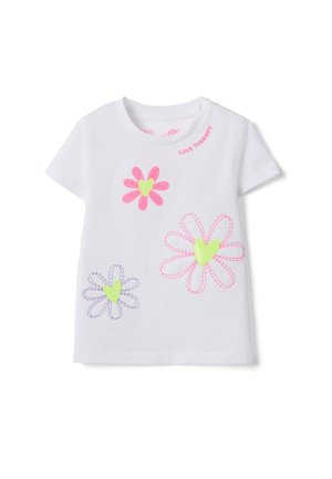 Camiseta blanca de manga corta con tres flores bordadas que tienen corazones verde neón y pétalos rosa y morados, con el texto "LOVE THERAPY" cerca del cuello.