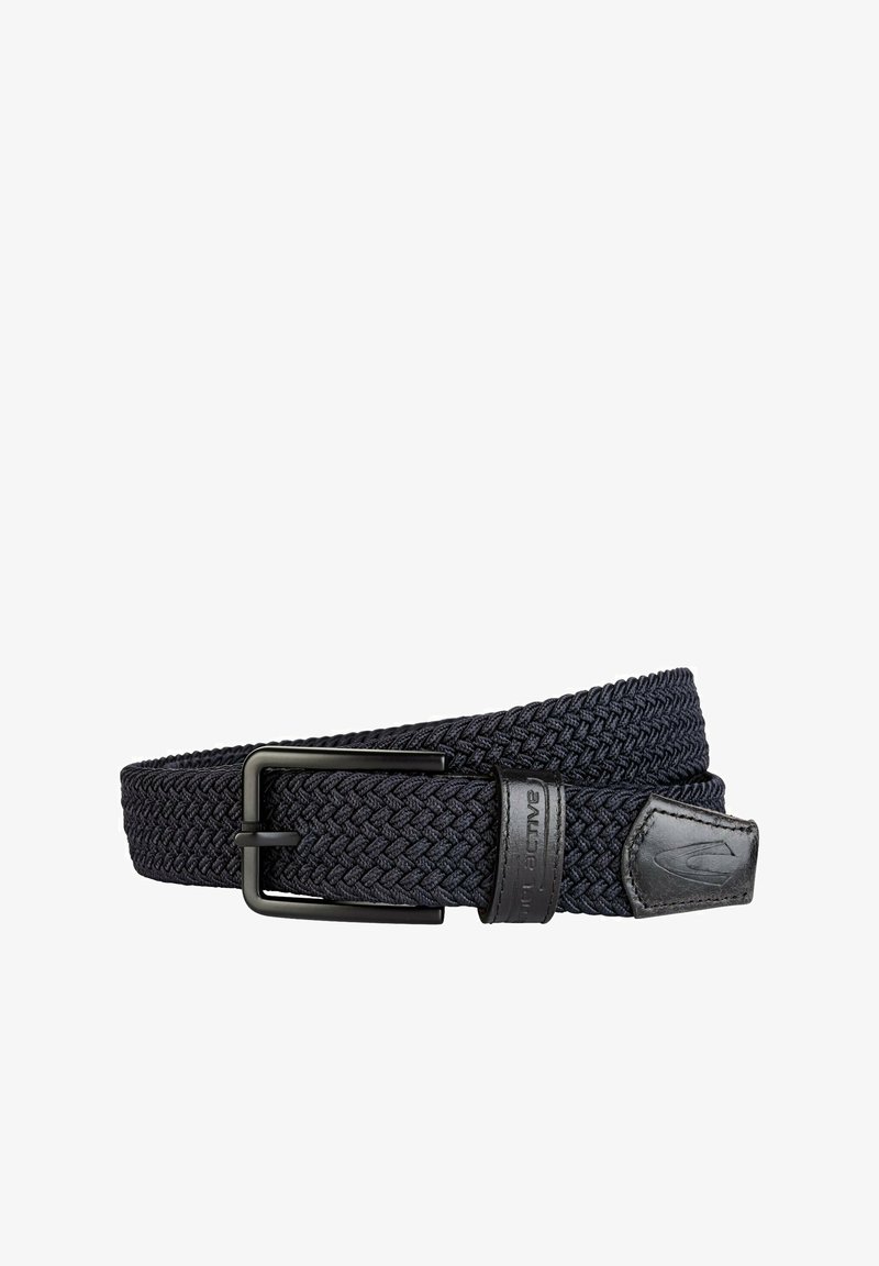 Geweven stoffen riem in donker marineblauw met een zwarte metalen gesp. Heeft een leren accent met een reliëflogo. Flexibel en met een gestructureerd ontwerp.