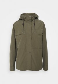 Oliwkowa kurtka z kapturem, z przednimi zapięciami na napy, regulowanymi sznurkami i dwiema kieszeniami na klatce piersiowej z klapami i zapięciem na napy.