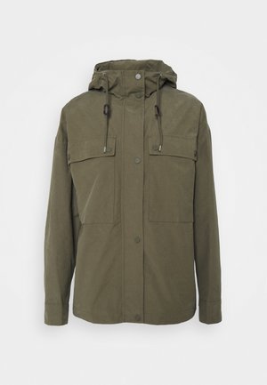 Giacca a vento verde oliva con cappuccio, bottoni a pressione frontali, regolabili con cordini e due tasche frontali con pattina e chiusura a pressione.