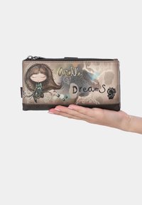 Cartera con una ilustración colorida sobre cuero texturizado, con cierre de cremallera, una base oscura y texto decorativo y acentos.