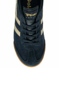 Sneaker Gola in suede blu navy con strisce beige, linguetta nera, logo dorato e suola in gomma naturale, vista dall'alto.