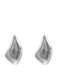 Orecchini in metallo argentato, modellati con una forma a goccia asimmetrica e una texture liscia. La superficie riflettente mette in evidenza i contorni del design.