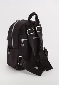 Mochila negra fabricada con un tejido duradero, que cuenta con correas dobles para los hombros, cremalleras plateadas y un bolsillo frontal con cierre de cremallera.