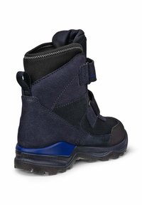 Marine hikingboot met een combinatie van gestructureerde stof en glad leer. Voorzien van verstelbare klittenbandsluitingen en een duurzame buitenzool voor grip.