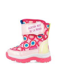 Botas de invierno rosas con patrones circulares de colores, suela de goma, tira de velcro y parte superior de tela. Etiqueta del fabricante visible en el lateral.
