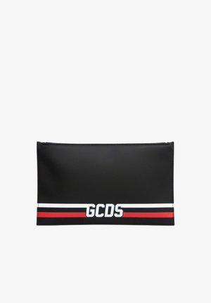 Clutch rettangolare nero con strisce rosse e bianche lungo il fondo e logo "GCDS" bianco centrato sul davanti.