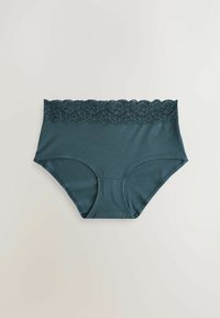Turkusowe majtki o wysokim stanie z falbaniastym koronkowym wykończeniem na pasku; wykonane z miękkiego materiału o gładkiej fakturze i bez widocznych wzorów.