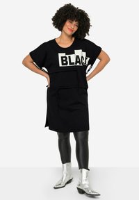 Angel of Style LONG - SCHRIFTZUG RUNDHALS RAFF BÄNDER - Camiseta estampada - black