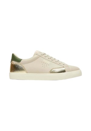 Low-top beige sneaker met crèmekleurige zool, groene hielband en metalen goudkleurige accenten bij de teen en hiel. Merkennaam "Faguo" aan de zijkant.