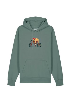 Grüner Hoodie mit einem Cartoon-Faultier, das einen Helm trägt und auf einem roten Fahrrad liegt, auf der Brust gedruckt.