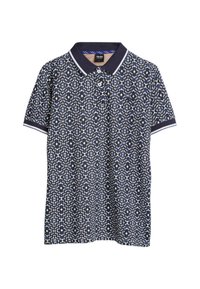 Marineblauw poloshirt met een geometrisch wit patroon, voorzien van een kraag, knopenlijst en contrasterende gestreepte accenten op de mouwen.