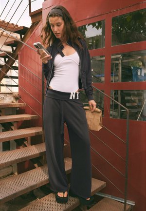 Stradivarius, NY GARMENT-WASHED JOGGER TROUSERS - Pantalon de survêtement - grey