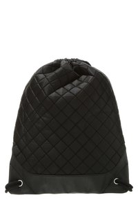 Czarny pikowany plecak z zamknięciem na sznurek i skórzanymi akcentami. Posiada teksturowaną powierzchnię oraz trójkątny wzór u podstawy.