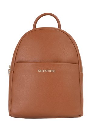 Zaino Valentino in pelle marrone con parte superiore arrotondata, tasca frontale e dettagli con zip dorata.