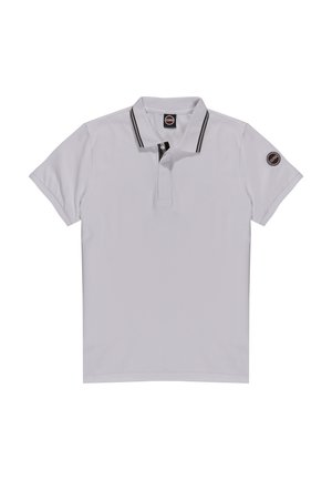 Polo bianco a maniche corte, colletto a righe nere e bianche, apertura con tre bottoni e un patch con il logo sulla manica sinistra.