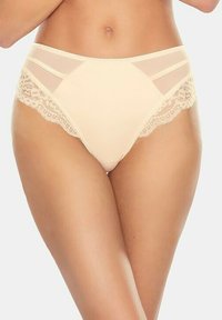 Beige hochtaillierte Unterwäsche mit transparenten Netzpaneelen, Spitzenrand und glatter Oberfläche. Verfügt über aufwändige Spitzenverzierungen an den Seiten.