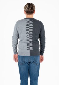 Szary i ciemnoszary sweter z pionowym wzorem tekstowym na plecach. Ściągacze na rękawach i u dołu, wykonany z gładkiego materiału dzianinowego.