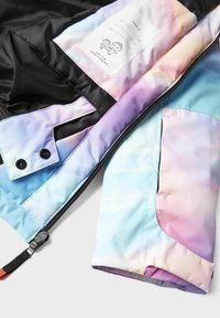 Daudzkrāsaina jaka ar pasteļu zilu, rozā un violetu gradientu. Iekšpuse melnā krāsā, aizdare ar rāvējslēdzēju un spiedpogām.