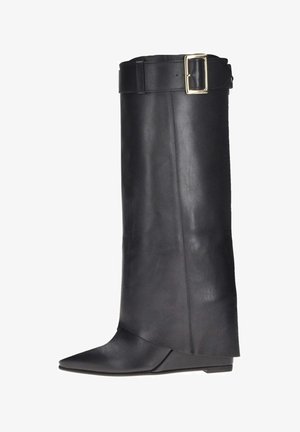 Stivali neri in pelle al ginocchio con punta affusolata, suola piatta e una larga fascia simile a una cintura con una fibbia dorata nella parte superiore.