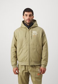 Nike Performance NBA JACKET - Treningsjakke - neutral olive/hyper crimson