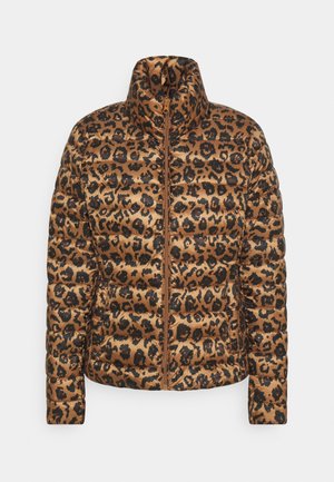 Brun dynejakke med sort leopardprint, høj krave, lange ærmer og lynlåslukning foran.