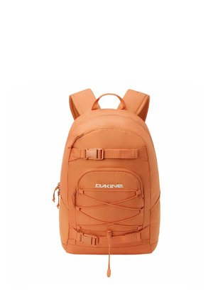 Mochila Dakine naranja con correas acolchadas, bolsillo frontal con cremallera, correas ajustables con hebilla y bolsillos laterales de malla.