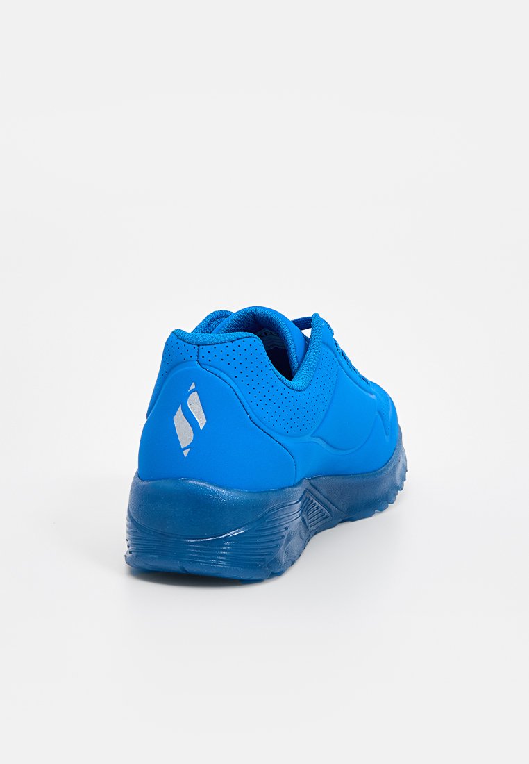 Scarpa sportiva blu con tomaia strutturata, colletto imbottito e suola flessibile. Include un accento di logo argento e dettagli perforati.